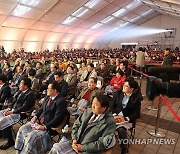 울산울주세계산악영화제 개막식 지켜보는 관람객들