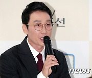 '은퇴설' 이휘재, 청담동 빌라 팔아 최소 60억 차익…근황 공개