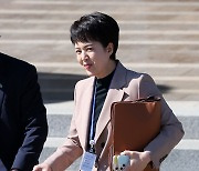 공군 1호기 탑승 위해 이동하는 김은혜 홍보수석