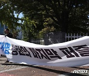 현수막 정리하는 국힘 "민주당도 비방 멈추고 민생 머리 맞대자"