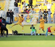 돌풍의 광주, 이건희 결승골로 선두 울산 1-0 제압…2위 포항과 2점 차