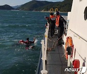 통영 인근 바다서 어선 전복…1명 구조·1명 의식불명