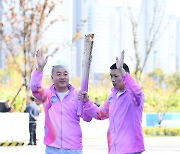 [포토] 김진혁 장애인아시아경기대회 선수단장 ‘봉화 봉송 잘 마쳤어요’