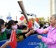 [포토] 김진혁 선수단장 ‘성화 봉송 후 시민들과’