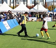 ‘슛~ 골인!’ ...박강수 마포구청장 어린이들과 함께 축구