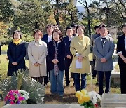 노회찬 묘역 앞에 선 정의당 “흔들리지 않고 창당 정신 이을 것”