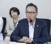 복지차관 “의사 증원, 한국은 너무 늦었다···간호사도 늘려야”