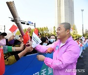 김진혁 선수단장, 항정우 장애인AG 성화 봉송