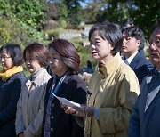 고 노회찬 묘역에서 열린 정의당 창당 11주년 기념식