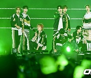 NCT127,'초록색 응원봉과 함께' [사진]