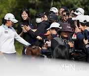 [Ms포토] 고진영 '볼 나누어 주는 서비스~'