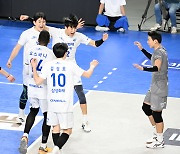 꼴찌는 잊어라, 지난시즌 전패 굴욕 지웠다…삼성화재, 현대캐피탈 3-0 잡고 2연승 질주