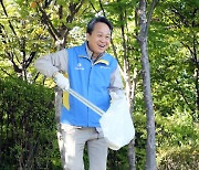 신한금융그룹, 진옥동 회장 등 `남산 둘레길 플로깅 활동`