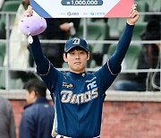 [포토]준PO 1차전 데일리 MVP 선정된 김성욱