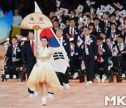 태극기 휘날리며 15번째로 입장하는 대한민국 선수단 [MK포토]