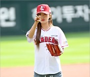 [MD포토] 김남주 '승리 요정 시구'