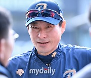 작두 탄 강인권에게 스승 김경문이 보인다…칼 교체와 뚝심의 공존, KS 우승감독에게 판정승 [MD인천준PO]