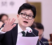 3보 앞 15도 숙여 경례…한동훈, 교정 예절 규정 폐지