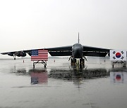 B-52 필두로 한·미·일 첫 연합공중훈련…바다에서는 대잠훈련