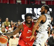 새 시즌도 우승 후보 SK, KBL 최고 용병 워니 활약 앞세워 수원 KT 85-80 격파