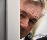 맨유, UCL 4회 우승 명장에 '깜짝 제안'…턴 하흐 결국 내치나