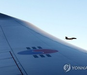 '국빈 방문' 공군 1호기 호위비행하는 사우디 전투기