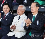 박수 치는 한덕수 총리와 김기현 대표