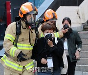 [포토]시민들 구하는 소방관