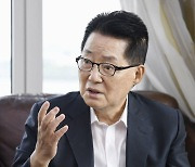 박지원 “육사 이념논쟁 안 한다더니…대통령 변해야”