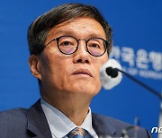 이창용 한은 총재 "물가 불확실…상당 기간 긴축 이어가야"