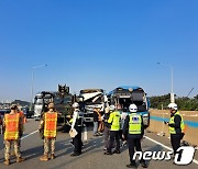 평택제천고속도로서 통근버스·미군장갑차·화물차 등 4중 추돌…승객 19명 부상