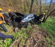 춘천 느랏재터널 주변 주행 중 승용차 6m 아래로 추락