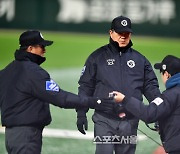 [포토]'준PO 2회초 박민우 3루 상황 비디오판독.....'