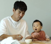 "50살이 5살한테 질 수 없지!"…이필모, 子담호와 '밥 빨리 먹기' 경쟁 ('슈돌')