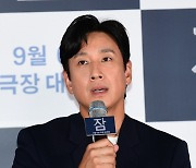 [공식] 이선균, 결국 '노 웨이 아웃' 하차.."촬영 중단은 아냐"