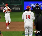 [포토] 박성한 '위기의 순간 빛난 수비'