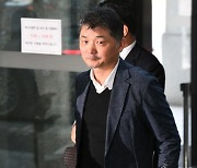 카카오 김범수, 금감원 출석... 주가조작 의혹에 '묵묵부답'