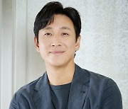 ‘마약 투약’ 혐의 이선균과 연락한 유흥업소 종업원 구속…이선균 피의자 신분 전환