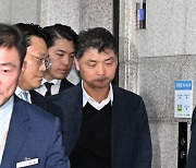 [헤럴드포토] 'SM 주가 조작 의혹' 조사 받기 위해 출석한 김범수 카카오 센터장