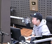 선미 “JYP 저격? 오해, 같은 소속사 뱀뱀에게 건넨 농담”(라디오쇼)