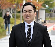 수원지검 출석하는 '법카 의혹' 제보자 조명현 씨