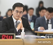 의원 질의 듣는 김동연 경기도지사