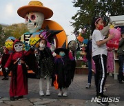 "지하철 타려면 핼러윈 분장 지워라"…中서 논란