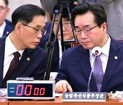 대화하는 정황근 농림축산식품부 장관-한훈 차관