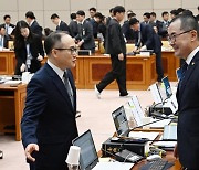 민주당 소병철 의원과 대화하는 이원석 검찰총장