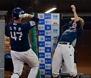 김형준 솔로포에 박민우의 격한 축하 [사진]