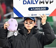 박건우,'준PO 2차전, 데일리 MVP' [사진]