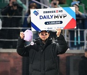 준플레이오프 2차전 데일리 MVP 박건우 [사진]