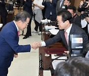 “달서구민에 속죄해야” 김용판 저격에… 권영진 “배은망덕한 나쁜 국회의원”