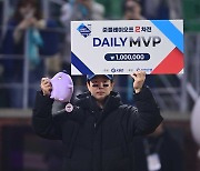 준PO 2차전 MVP 박건우 [포토]